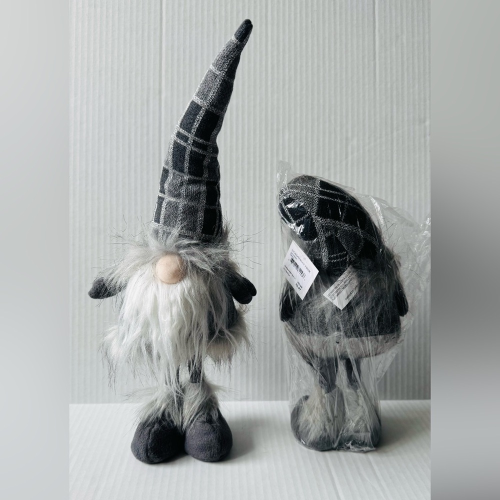 💚💚 Adorable 19” Tall Set of Gray Gnomes (with silver in hats) Home Decor. NWT